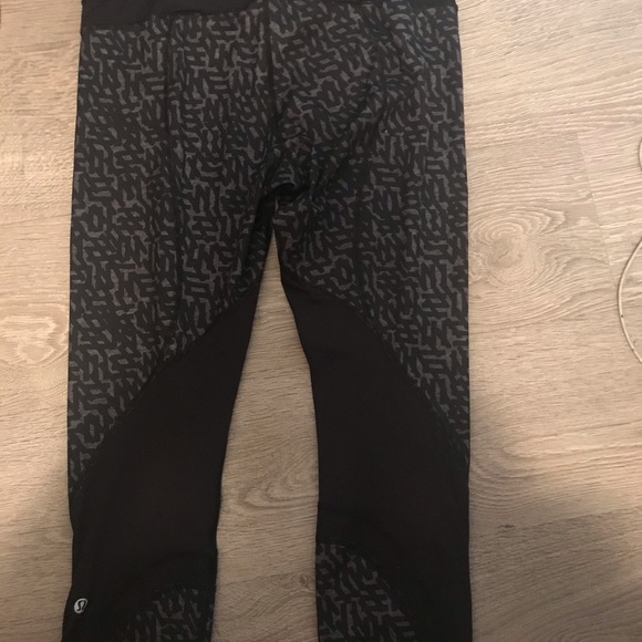 LULULEMON crops with pattern and zipper pocket - Picture 3 of 3